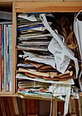 Papierabfälle auf einem Schreibtischregal in einem Atelier in Gladestry an der Grenze zu Südwales