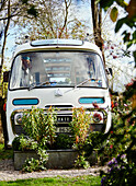 Vorderansicht von Majestic-Bus im Garten in der Nähe von Hay-on-Wye, Wales, UK