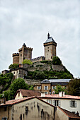 Chateau de Foix und Hausdächer Ariege, Frankreich