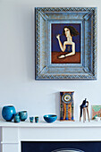 Gerahmte moderne Kunst und blaue Keramikschalen auf dem Kaminsims in einem Haus im Norden, UK