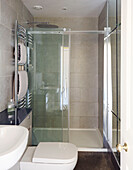 Moderne Dusche mit Glasschiebetür in einem Haus im Norden, UK