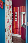 Tapeten mit Blumen- und Batikmotiv und Eckwaschbecken in einer Londoner Wohnung, UK