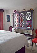 Geometrisches Design auf verspiegeltem Schlafzimmerschrank in Londoner Wohnung, UK