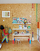 Märchenbuch und Tisch mit Stapelstühlen und Korkwänden im Kinderzimmer in einem Neubau in Sligo, Irland