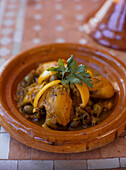 Marokkanische Hühner-Tagine mit eingelegten Zitronen und Oliven