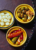 Marokkanische Mezze - Oliven, eingelegte Chili und eingelegter Knoblauch