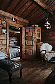 Blick durch das Wohnzimmer in das Schlafzimmer einer Holzhütte in den Bergen von Sirdal, Norwegen