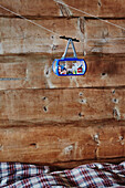 Detail von Skilift-Spielzeug und karierter Bettwäsche im Kinderzimmer einer Holzhütte in den Bergen von Sirdal, Norwegen