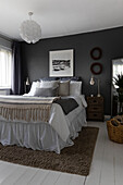 Doppelbett mit beigem Teppich in grauem Schlafzimmer in Reigate, Surrey, UK
