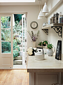 Küchenabstellraum mit offenen Regalen und Oberlicht