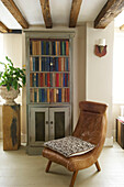 Weißes Sofa in einem Hastings Cottage mit Holzbalken