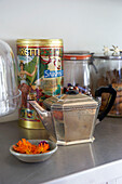 Retro-Aufbewahrungsdose und antike silberne Teekanne in einem Bauernhaus in Iden, Rye, East Sussex, UK