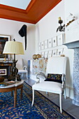 Weißer Stuhl und Beistelltisch im Wohnzimmer eines Hauses in Massachusetts, Neuengland, USA
