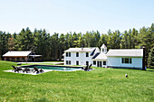 Weißes Einfamilienhaus mit Schwimmbad in Austerlitz, Columbia County, New York, Vereinigte Staaten