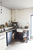 Küchenutensilien und Werkbank in einer Küche in Hastings, East Sussex, England, UK