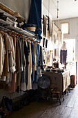 Kleidung hängt auf einer Stange in einem Second-Hand-Laden für alte Kleidung, Hastings, East Sussex, England, UK