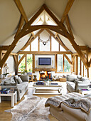 Offenes Wohnzimmer in Holzrahmenbauweise in einem Neubau in Somerset im ländlichen England UK