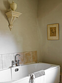 Antike Wandhalterung mit Urne über der Badewanne in einem Haus in Gloucestershire, England, UK