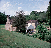 Großes englisches Steinhaus aus dem 16. Jahrhundert umgeben von Rasenflächen