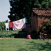Zum Trocknen aufgehängte Wäsche in einem englischen Landgarten