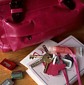Persönliche Gegenstände aus der Handtasche einer Frau auf einer Tischplatte