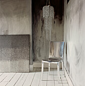 Graues Zimmer mit silbernem Stuhl, Kronleuchter und Bild