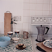 Küche im Vintage-Stil mit gefliester Arbeitsplatte und Retro-Geschirr