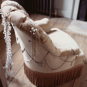 Neu gepolsterter Sessel aus der Zeit der Jahrhundertwende mit verschnörkelten Perlenverzierungen
