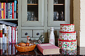 Kuchenformen und Rezeptbücher in der Küche einer umgebauten Scheune in Surrey, England