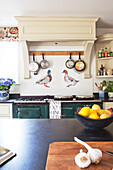 Zitronen und Knoblauch in der Küche eines Landhauses in Wiltshire, England, UK