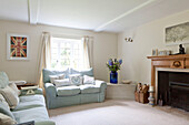 Hellblaue Sofas im Wohnzimmer eines Landhauses in Surrey, England UK