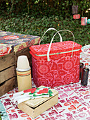 Kühlbox und Kisten mit Flachmann auf Picknickdecke London England UK