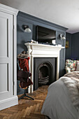 TV auf Kamin mit Taschen und Schals in Guildford Schlafzimmer Detail Surrey UK