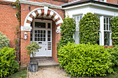 Vorderer Weg und Veranda einer Doppelhaushälfte in Guildford, Surrey, Großbritannien