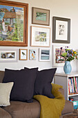 Sofa mit Kunstwerken aus East Sussex