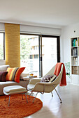 Sessel und Fußhocker im Wohnzimmer einer Wohnung in Sydney Australien