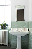 Grün gefliestes Badezimmer in einem schottischen Wohnhaus UK