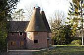 Modernisiertes Backsteingebäude auf eigenem Grundstück, Kent, England, UK