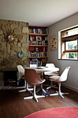 Tisch und Stühle von Eero Saarinen mit Bücherregal in einem modernen Neubau auf der Isle of Wight