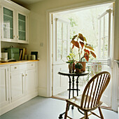 Bemalte Holzküchenzeile im Landhausstil mit offener Glastür zum Garten