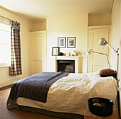Klassisches weißes Doppelschlafzimmer mit Kamin und Einbauschränken