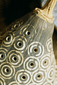 Detail einer geschnitzten Dekoration auf einem afrikanischen Flaschenkürbis