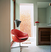 Stuhl im mosaikgefliesten Badezimmer