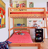 Stockbett aus Holz im Kinderzimmer