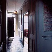 Eingangshalle mit Schablone und Blick auf dunkel getäfelten Holzinnenraum