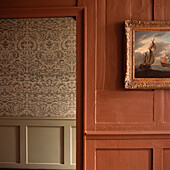Blick auf eine dekorative Tapete von der Tür eines getäfelten Zimmers in einem restaurierten Hugenottenhaus in Spitalfields