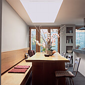 Sitzbank neben Massivholz-Esstisch in moderner Küche