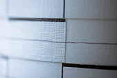 Detail und Textur eines schwarz-weißen Porzellantopfes