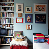 Wohnzimmer im Budget-Stil, gefüllt mit gedruckten Büchern und Überwürfen