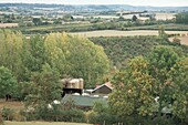 Blick auf eine Apfelweinfarm und Farmland in Somerset
